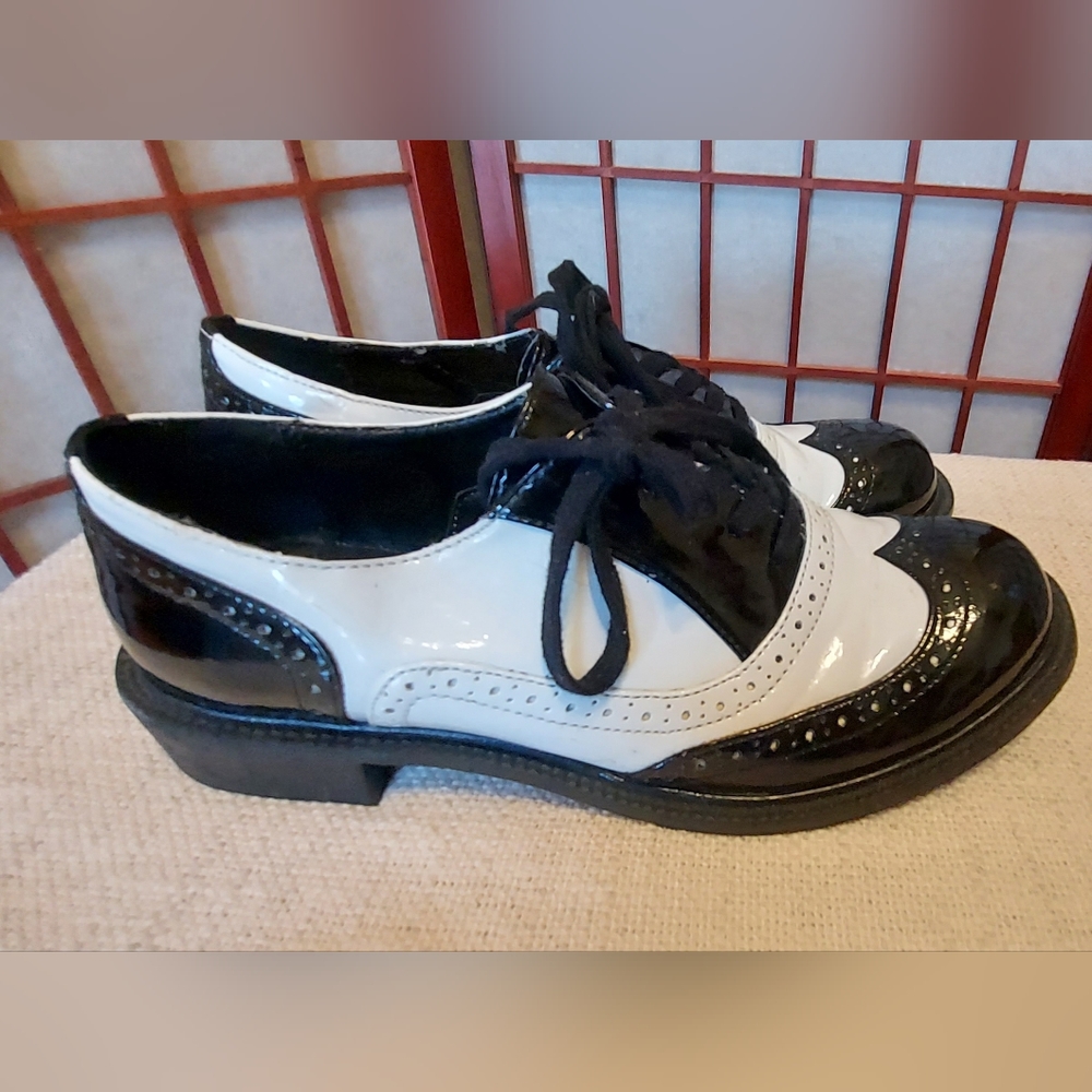 Women's Patent leather Oxfords